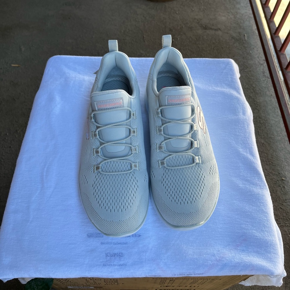 Woman Sketchers with air cooled, memory, foam, machine washable. Size 8